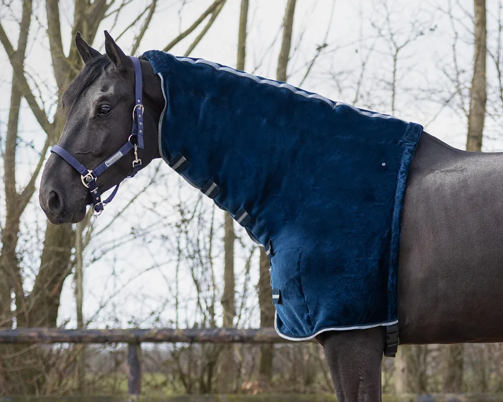 QHP Halsdel Fluffy M - Navy - Til hest